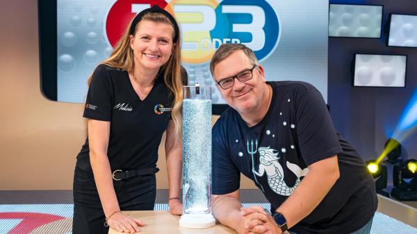 Studiogast Birte Lorenzen-Herrmann zeigt Elton, welche geheimnisvollen Kräfte im Wasser ruhen.