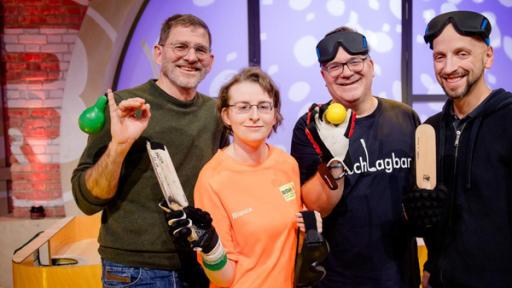 "1, 2 oder 3 - Von Minigolf, Eishockey und Paddel": Schiedsrichter Michael Heuer, Tischballspielerin Bianca Schmidt, Elton und Tischballspieler Stefan Lohmaier posieren mit Tischballausrüstung im Studio.