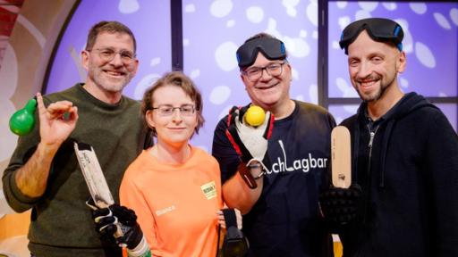 Von Minigolf, Eishockey und Paddel | Rechte: ZDF "1, 2 oder 3 - Von Minigolf, Eishockey und Paddel": Schiedsrichter Michael Heuer, Tischballspielerin Bianca Schmidt, Elton und Tischballspieler Stefan Lohmaier posieren mit Tischballausrüstung im Studio.