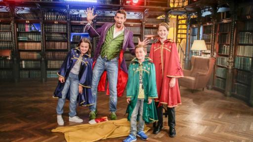 Fesseltrick | Rechte: ORF/ Andreas Hagemann Tristan und die Zauberschüler*innen stehen im magischen Zimmer.