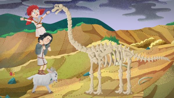 Links steht die Ziege. Auf ihr steht Mimo. Auf Mimos Schultern steht Leva. Links von ihnen steht ein Dinosaurier-Skelett, so groß wie die drei übereinander.