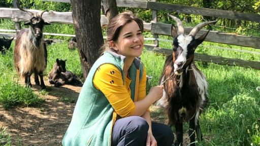 Anna und die wilde Herde | Rechte: BR | Text und Bild Medienproduktion GmbH & Co. KG | Marcella Müller Klaue drauf (01) | Anna kümmert sich als Hirtin über den Sommer um Ziegen.