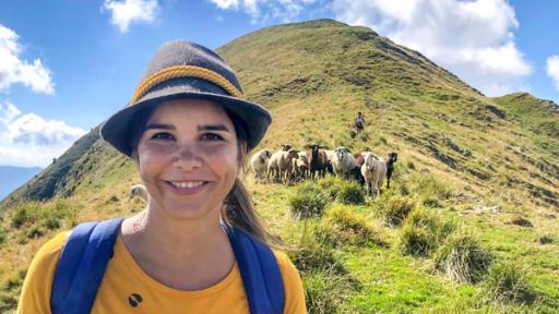 Anna und die wilde Herde | Rechte: BR | Text und Bild Medienproduktion GmbH & Co. KG | Marcella Müller Ab in die Berge (04) | Anna geht im Gailtal in Kärnten wandern und besucht eine Hirtin und ihre Schafherde auf der Alm.