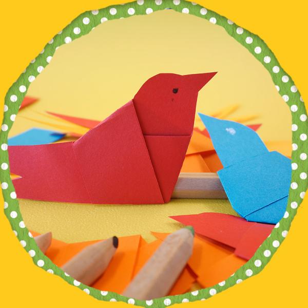 Singa bastelt Vögel aus Papier.