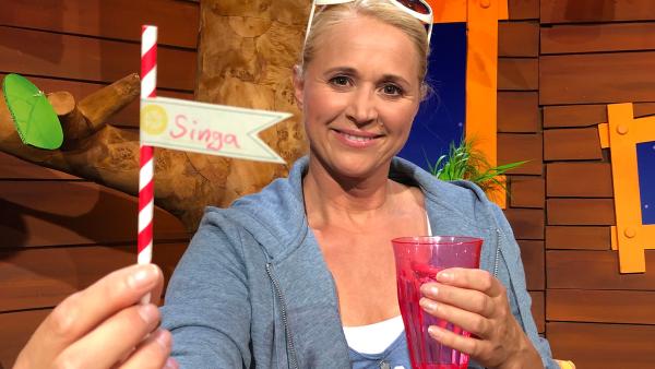 Singa aus dem "KiKA Baumhaus" bastelt Deko für Trinkröhrchen für ihre Sommerparty.