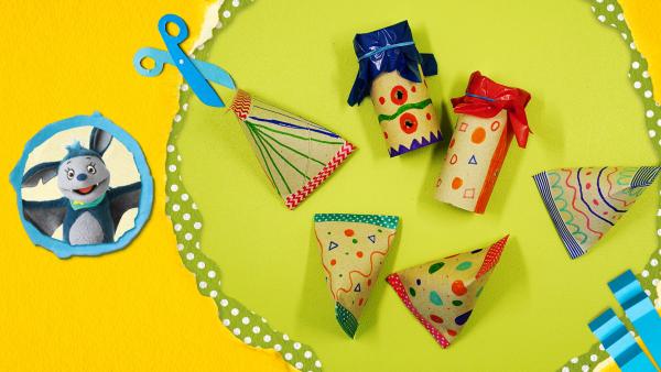 Bunte Musikinstrumente aus Papierrollen