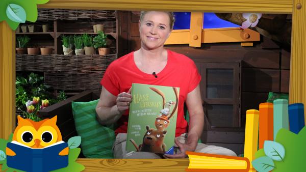 Singa liest im KiKA Baumhaus das Kinderbuch "Hase Hibiskus und die dicksten Freunde der Welt"