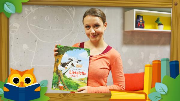 Anni aus "Kikaninchen" liest eine Geschichte von der Kuh Lieselotte vor. 