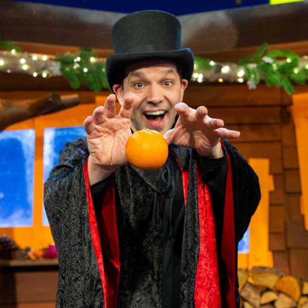 Zauberer Juri lässt eine Orange schweben.