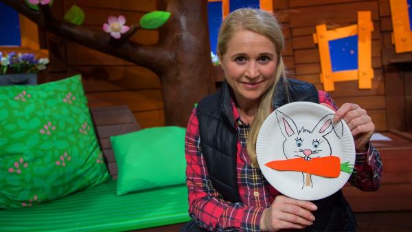 Singa bastelt einen Osterhasen.