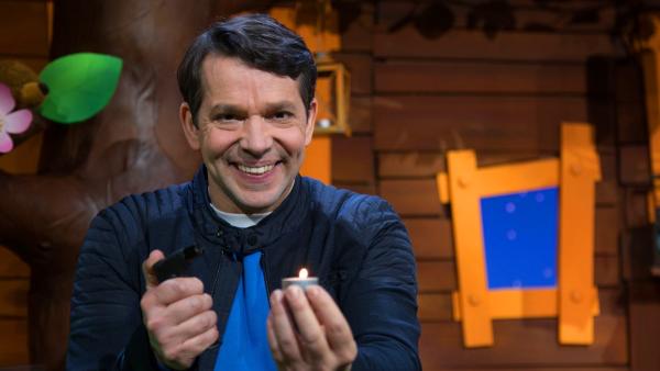 Juri schaltet das Licht ab.