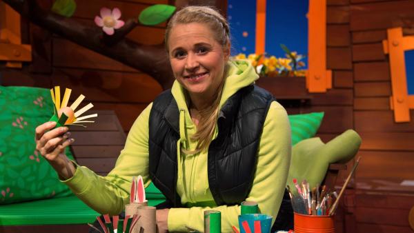 Singa bastelt bunte Eierbecher.