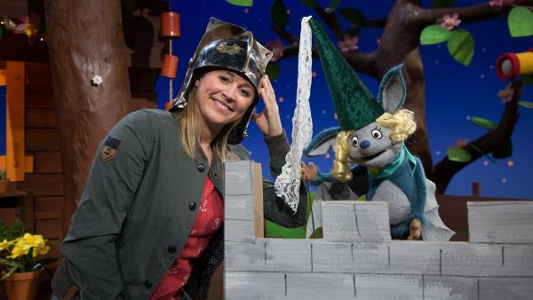 Singa und Fidi spielen Ritterin und Burgfräulein.