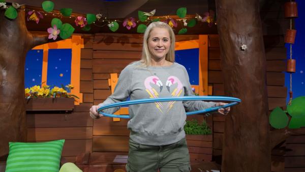 Singa und ein Hula Hoop Reifen.