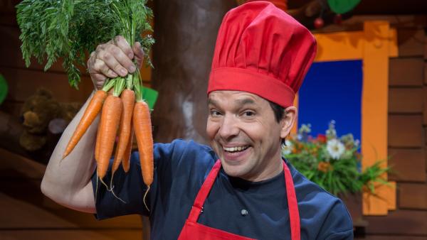 Juri bereitet einen Möhrensalat zu.