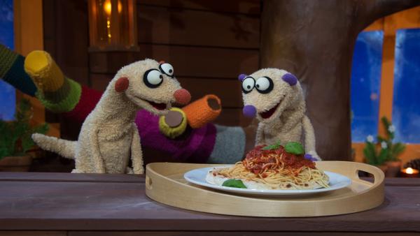 Die Erdmännchen Jan und Henry können sich nicht entscheiden, ob sie lieber Pizza oder Spaghetti essen wollen.