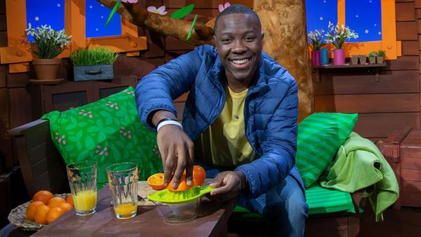 Matondo macht frischen orangensaft und testet, welcher Saft besser schmeckt.