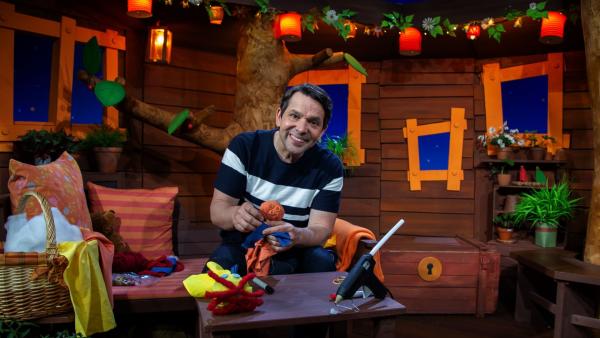 Juri bastelt eine Puppe für den Baumhaus-Teddy, damit Teddy auch jemanden zum Spielen und Reden hat. Mit wenigen einfachen Materialien gelingt ihm das.