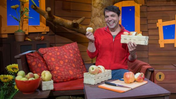 Juri zeigt verschiedene Apfelsorten und kürt seinen Lieblingsapfel.