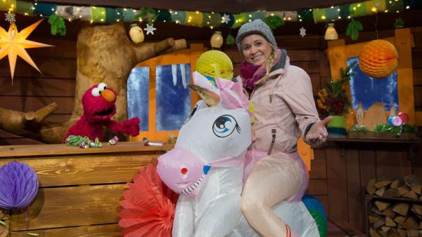 Elmo will sich für den Karneval ein Kostüm basteln, bei dem alle, die es sehen, laut begeistert „Aaaaaah!“ rufen.