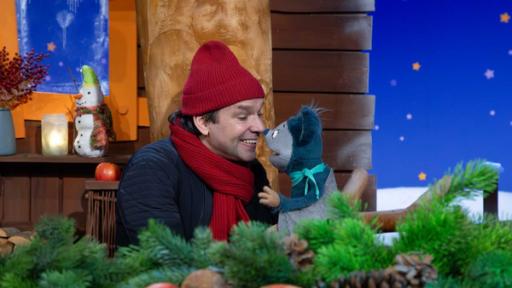 Rechte: KiKA Fidi und Juri sind im Baumhaus und halten lachend ihre Nasen aneinander.