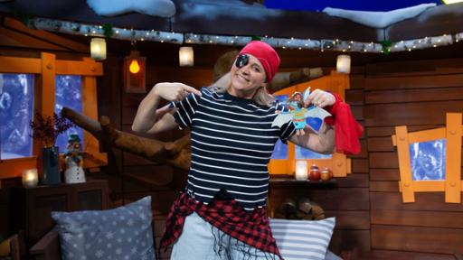 Rechte: KiKA Singa steht als Piratin im Baumhaus und hält die Piratenfidi von der MACH MiT!-Fidi-Anziehpuppe.