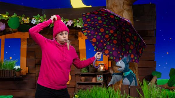 Fidi und Singa spielen das Aprilwetter-Spiel. Fidi sagt das Wetter an und Singa muss sich entsprechend schnell umkleiden.