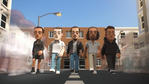Rechte: KiKA/22D Music Group, TeamTO Die Gruppe Reprazent geht mit Roni Size in der Mitte nebeneinander im Gleichschritt auf der Straße. Links und rechts davon sind verschwommen sichtbare Menschen, die vorübergehen. Im Hintergrund Häuser und eine Straßenlaterne.