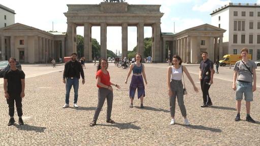 Berlin und wir! Spezial | Rechte: 76726-0-1 Die sieben von 'Berlin und wir! Spezial' vereint mit Abstand vor dem Brandenburger Tor. Die Jugendlichen haben gemeinsam die Prüfung zum Mofaführerschein absolviert. Dabei gab es Gelegenheit sich über Herausforderungen von Schulprüfungen zu unterhalten und das Leben als Geflüchtete in Berlin. (Hassan A., Seyid, Narges, Lilli, Manar, Hassan S., Aurel)