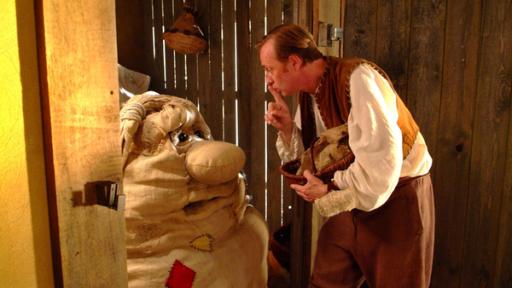 Bis der Weihnachtsmann kommt, versteckt Schneider Johann (Wilfried Hochholdinger, re.) sein Meisterwerk vor seiner Frau Auguste (Theresa Hübchen) in der Abstellkammer.
