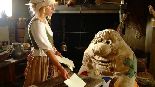 Können Jutesäcke lesen? Schneidersfrau Auguste (Theresa Hübchen) will das mit Beutolomäus (Alexis Krüger) und den Dorfkindern üben.