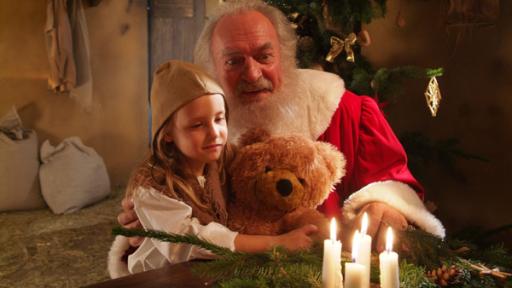 Bevor Beutolomäus genäht wurde, musste der Weihnachtsmann (Achim Wolff) die Kinder alleine bescheren.