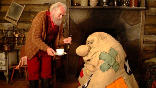 Der Weihnachtsmann (Achim Wolff, li.) führt Beutolomäus (Alexis Krüger, re.) die neue „Tasse der Geschenke“ vor, mit er die Weihnachtsgeschenke für die Kinder zaubert.