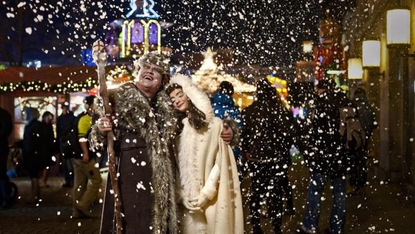 Väterchen Frost  (Detlev Bierstedt) hat sich mit seiner Tochter Schneeflöckchen (Gloria Endres de Oliveira) versöhnt und lässt es nun für Beuto und Sascha schneien.