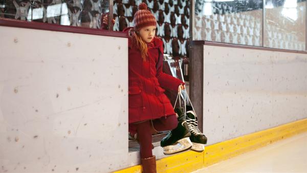 Auf der Suche nach Schuhen aus der Vergangenheit wagt sich Paule (Cloé Heinrich) zum ersten Mal seit langem wieder in die Eishalle.