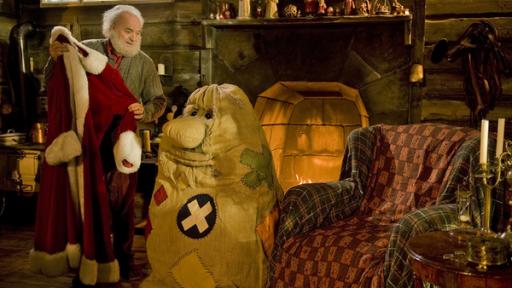 Weihnachten steht vor der Tür und der Weihnachtsmann (Achim Wolff) holt für die Bescherung seinen kostbaren Mantel aus dem Schrank.