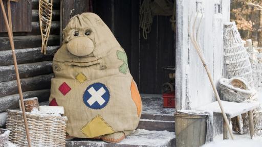 Beutolomäus (Alexis Krüger) wartet vor der Weihnachtsmannhütte auf die Postbotin.