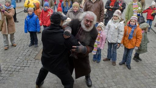 Der Weihnachtsmann (A. Wolff) versucht seinen Freund Beutolomäus aus den Händen von Richie Raff zu befreien.