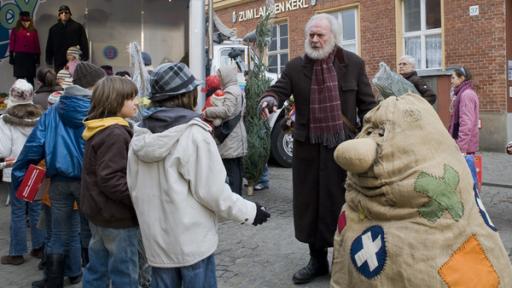 Beutolomäus (Alexis Krüger) und der Weihnachtsmann (Achim Wolff, 2.v.r.) stellen entsetzt fest, dass viele Kinder ihren Weihnachtsschmuck bei „GameToy“ abgeben.