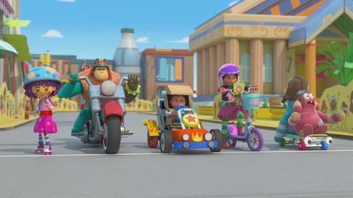 Rechte: KiKA/BBC/Boat Rocker Rights Inc. MMXVIII Bob steht mit seinem Gokart, die anderen mit Tretroller, Inline-Skates, Motorrad und Skateboard an der Startlinie für das Heiße-Reifen-Rennen.