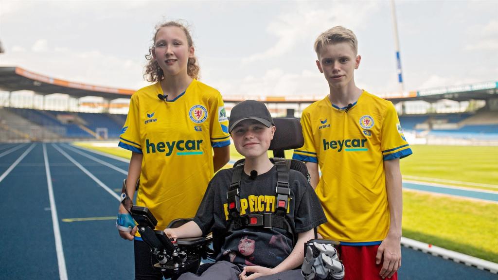 Kathi (14) und Joshua (13) sind große Fußball-Fans. Carl Josef (16) überrascht beide mit einem Stadionbesuch.
