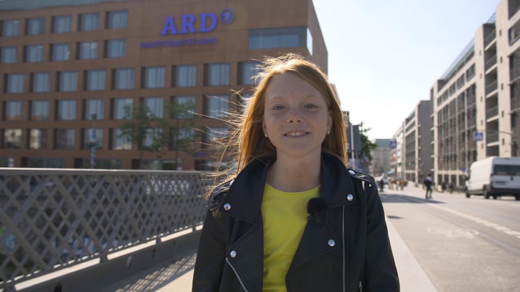 Celia besucht das ARD-Hauptstadtstudio in Berlin und erfährt dort, wie Politik in die Medien kommt.