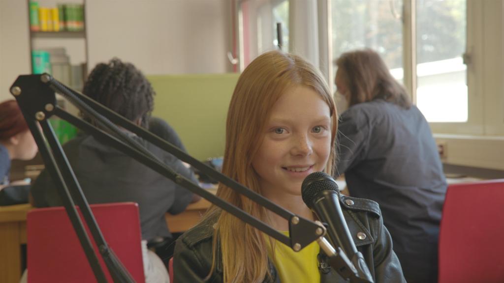 Celia zu Besuch in der Stadtteilschule „Am alten Teichweg“ in Hamburg. Sie probiert sich als Moderatorin am Schülerradio aus.
