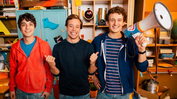 Die drei Checker stehen in der Checker-Bude  (von links): Can, Tobi und Julian.