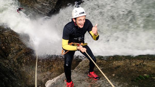 Julian checkt beim Canyoning in Österreich, wie Wasserkraft unsere Erde formt. Ob er sich traut sich abzuseilen?