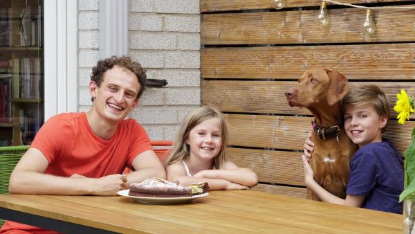 Julian ist zu Besuch bei Nele und Tom, sie sind beide gegen Nüsse allergisch und trainieren ihren Hund Jack, dass er für sie Nüsse erschnüffeln kann.