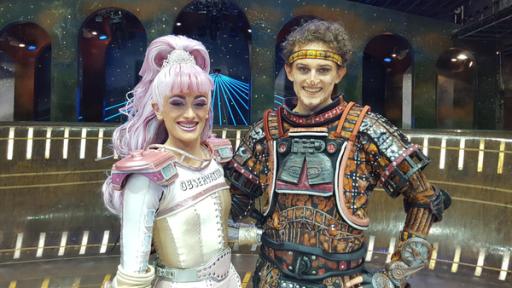 Checker Julian | Rechte: BR / megaherz GmbH | Hans-Florian Hopfner Der Rollschuh-Check / Julian mit Musicaldarstellerin Carla Pull enauf der Starlight-Express-Bühne.