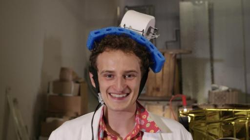Checker Julian mit einer seiner Lieblings-Erfindungen: der mobilen Klorolle.