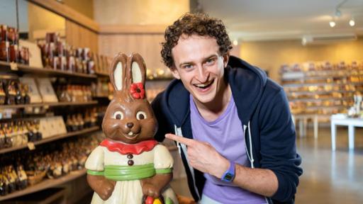 Der Oster-Check | Checker Julian mit einem Riesen-Schoko-Osterhasen.