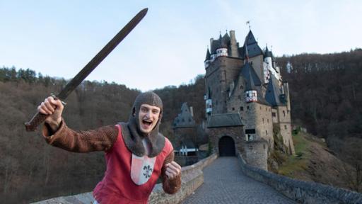 Der Burgen-Check | Checker Julian als Ritter vor der Burg Eltz.